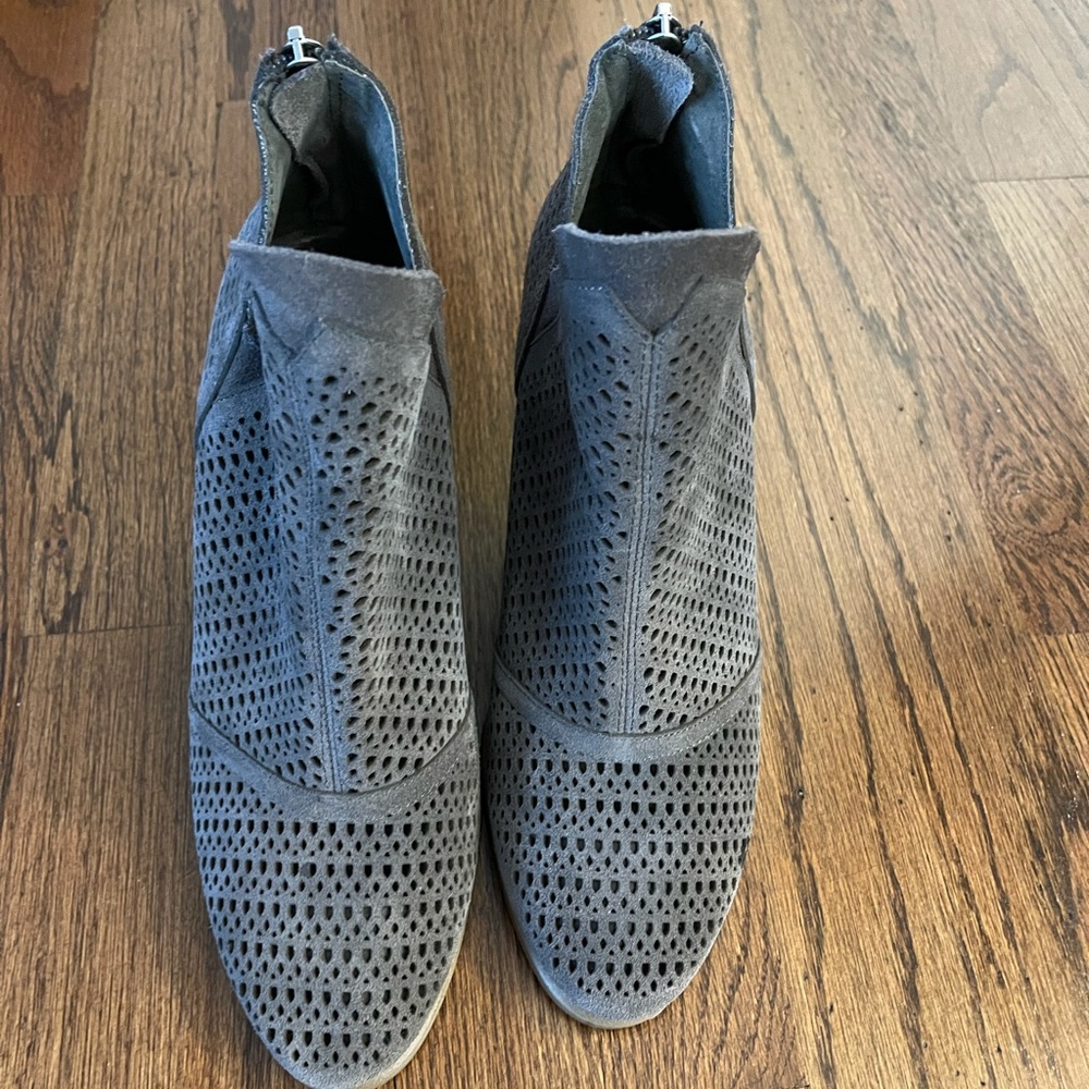 Vince Camuto size 8 Gray suede great condition